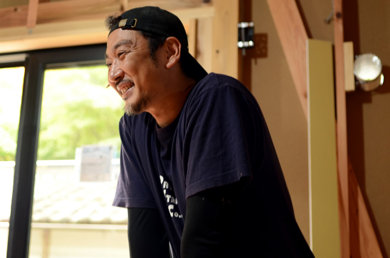 仕事写真：お客さまに喜んでいただくことを大切にと志している濱田拓大さん